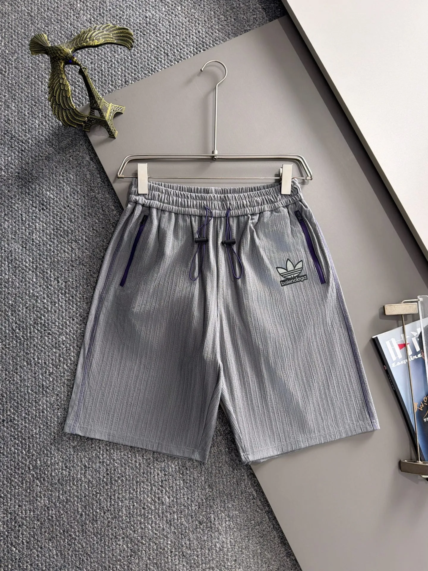 Paris Clover 2026 New Arrival summer casual suit has exquisite and high-end details and a full sense of luxury. Complete with three standards, customized Premium liquid ammonia cotton fabric, the upper body is crisp and stylish, comfortable and not tight. The clean and neat tailoring is full of urban style. You will feel good when you wear it. It is the first choice for Premium fashionistas. The upper body effect is super good! Sizes:M-3XL